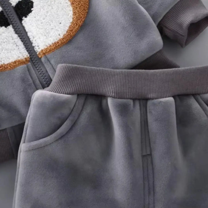 Cós e bolso da calça do conjunto bebê cinza, toque flanelado ThermoSoft confortável.