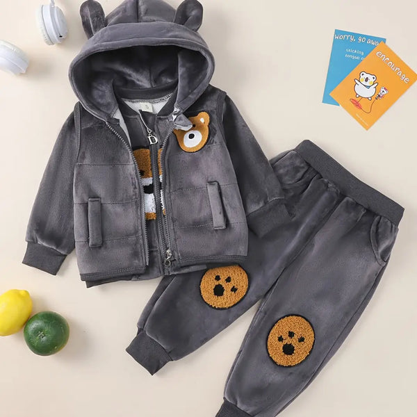 Conjunto bebê cinza completo com colete, blusa e calça, bordados de urso – ThermoSoft.