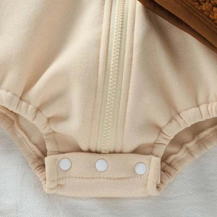 Abertura entrepernas com botões de pressão do body bege, praticidade para trocar.