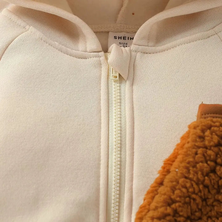 Fechamento em zíper do body bege CozyNest, acabamento suave que não arranha.