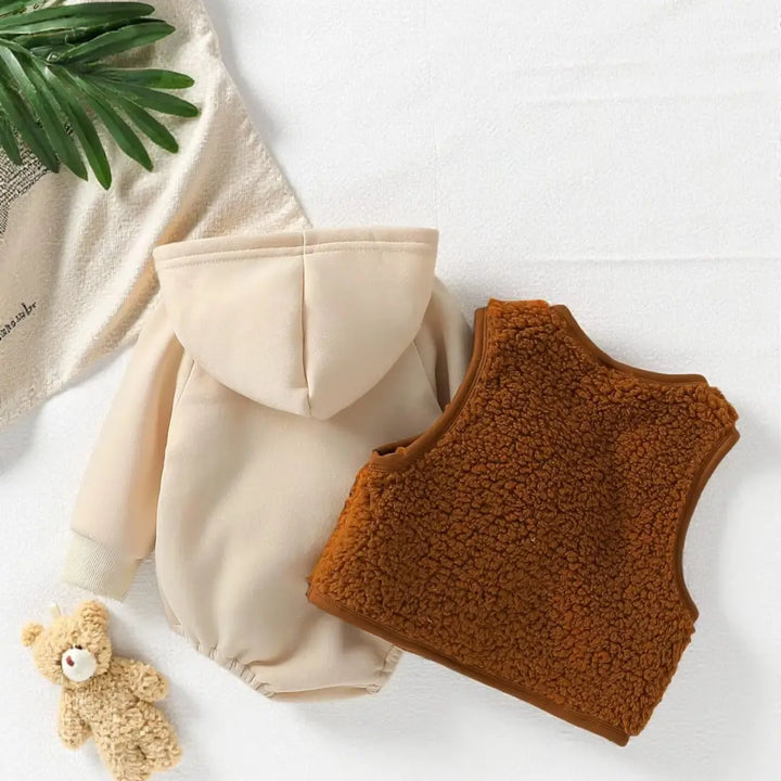 Verso do conjunto CozyNest com body bege e colete teddy caramelo ThermoSoft™.