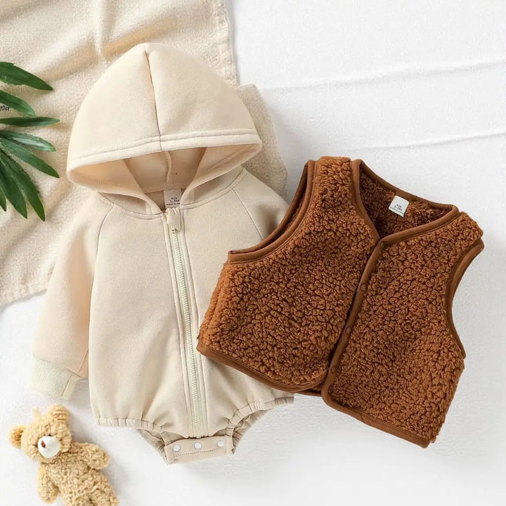 Conjunto CozyNest completo de frente: body bege com zíper e colete teddy caramelo.