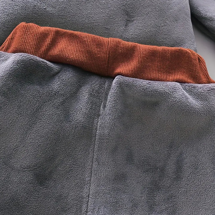 Detalhe do cós elástico marrom da calça, acabamento firme e confortável.