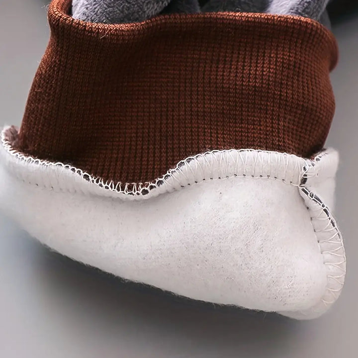 Forro interno SoftWarm™ mostrando pelúcia branca, costuras e punho canelado marrom.
