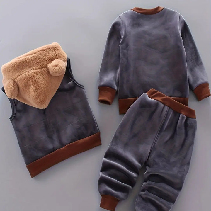 Trio de peças do conjunto Marrom Cacau, colete com capuz peluciado, moletom e calça.