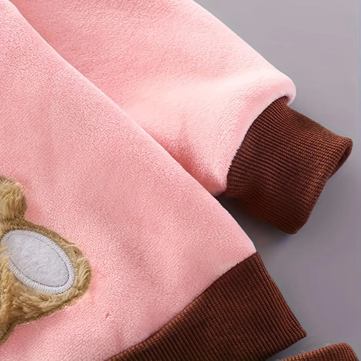 Close da manga do moletom Rosa Amendoim com punho canelado marrom.