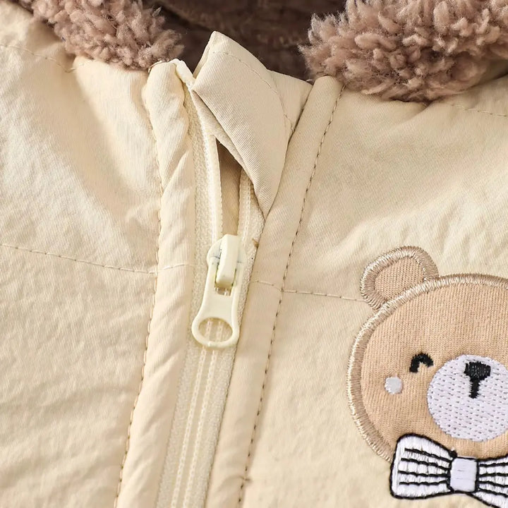 Detalhe do zíper e acabamento do Macacão de Bebê Bege SoftHug™ – segurança e praticidade