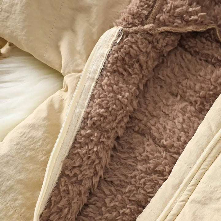 Forro interno peluciado tipo sherpa do Macacão de Bebê Bege SoftHug™ – conforto térmico no inverno