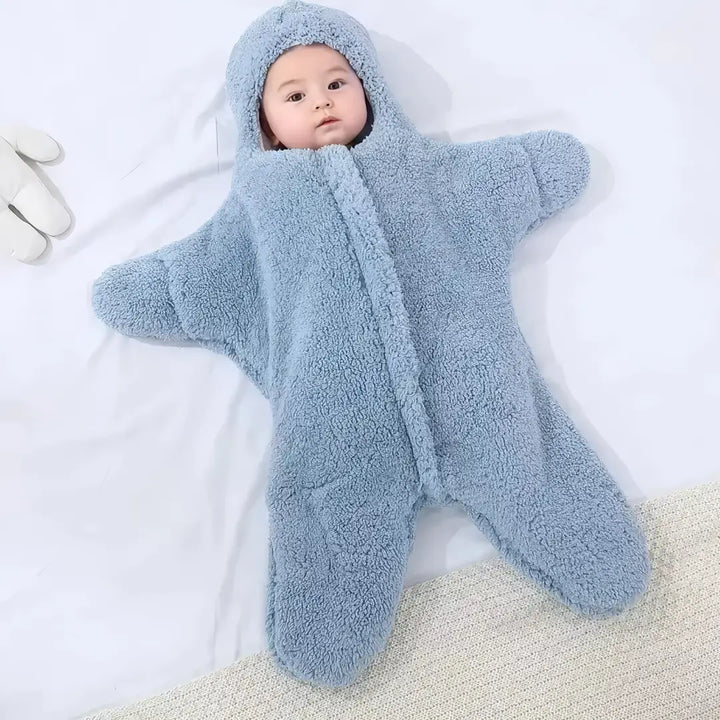 Macacão azul Estrela de Neve da Materna Kid, pelúcia suave SoftHug™ que mantém o bebê aquecido e protegido.