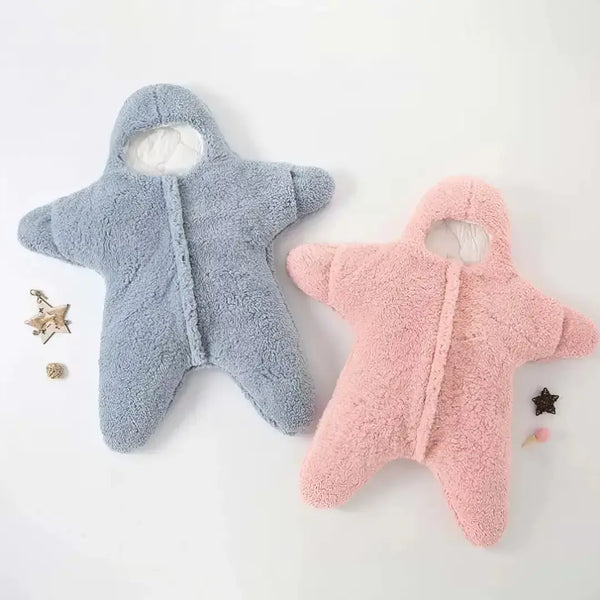 Macacões Estrela de Neve SoftHug™ da Materna Kid nas cores azul e rosa, feitos em pelúcia super macia e quentinha.