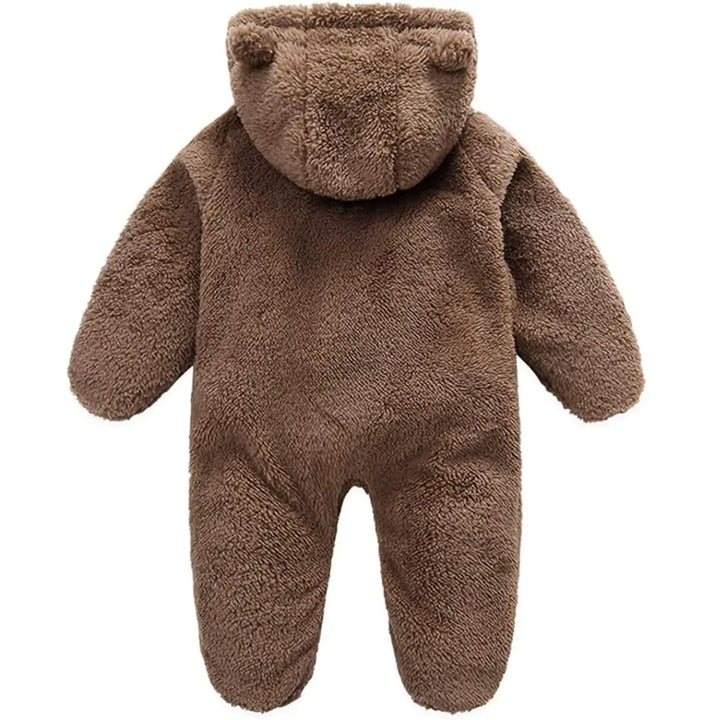 Vista traseira do macacão Teddy Cozy Marrom Avelã Materna Kid, acabamento flanelado e capuz com orelhas.