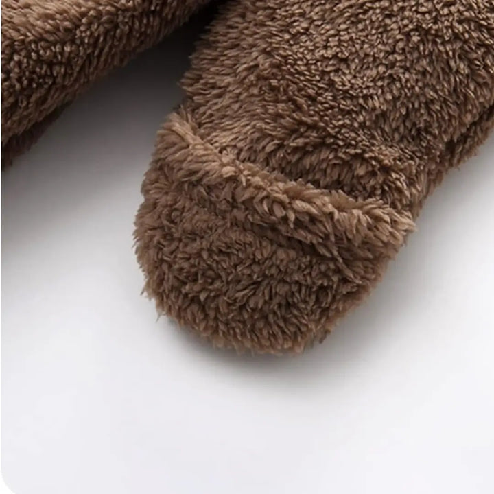 Detalhe da flanela do macacão Teddy Cozy Marrom Avelã Materna Kid, tecido antialérgico e respirável.