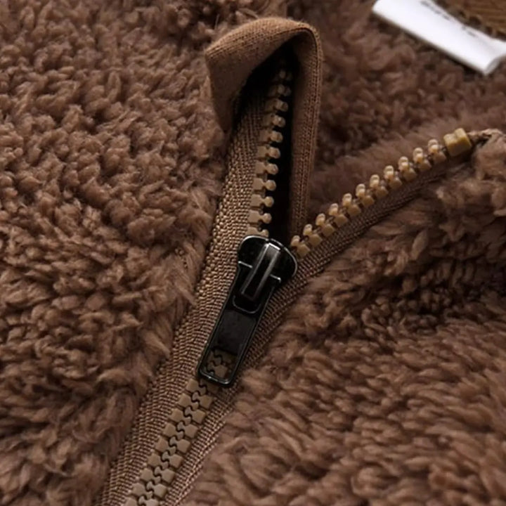 Zíper do macacão Teddy Cozy Marrom Avelã Materna Kid, fechamento fácil e seguro.