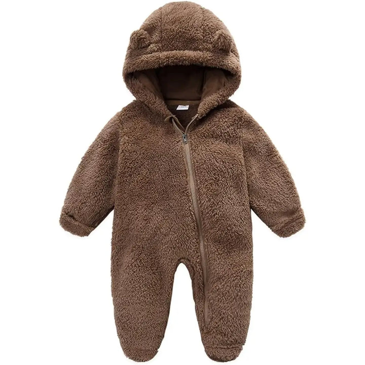 Macacão Teddy Cozy Marrom Avelã Materna Kid visto de frente, zíper prático e capuz com orelhas.