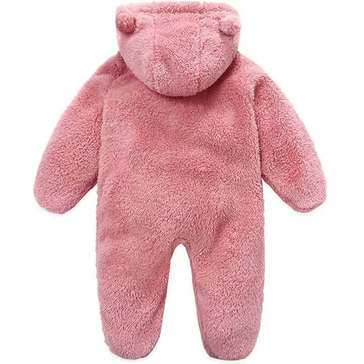 Vista traseira do macacão Teddy Cozy Rosa Pastel Materna Kid, capuz com orelhas e acabamento delicado.