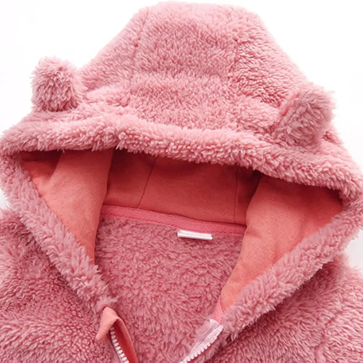 Detalhe do capuz do macacão Teddy Cozy Rosa Pastel Materna Kid, forro flanelado e toque suave.