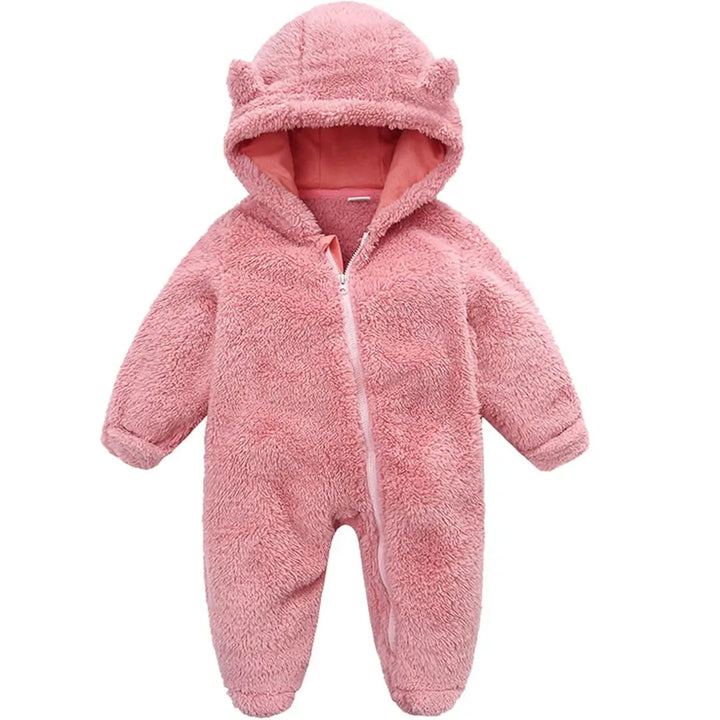 Macacão Teddy Cozy Rosa Pastel Materna Kid visto de frente, flanela SoftHug™ ultra macia e respirável.
