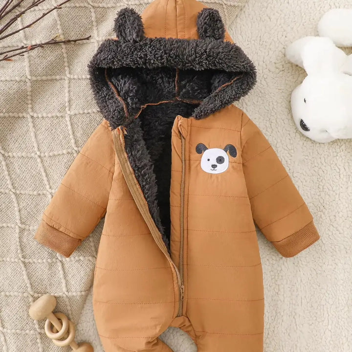 Macacão puffer caramelo aberto, forro sherpa cinza carvão, capuz com orelhas e zíper frontal.