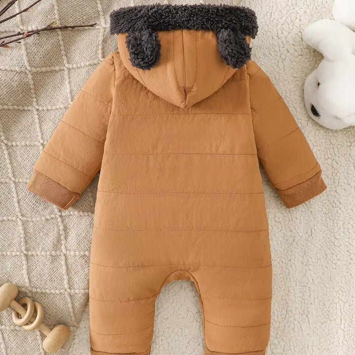 Vista traseira do macacão puffer caramelo, capuz com orelhas e punhos canelados.