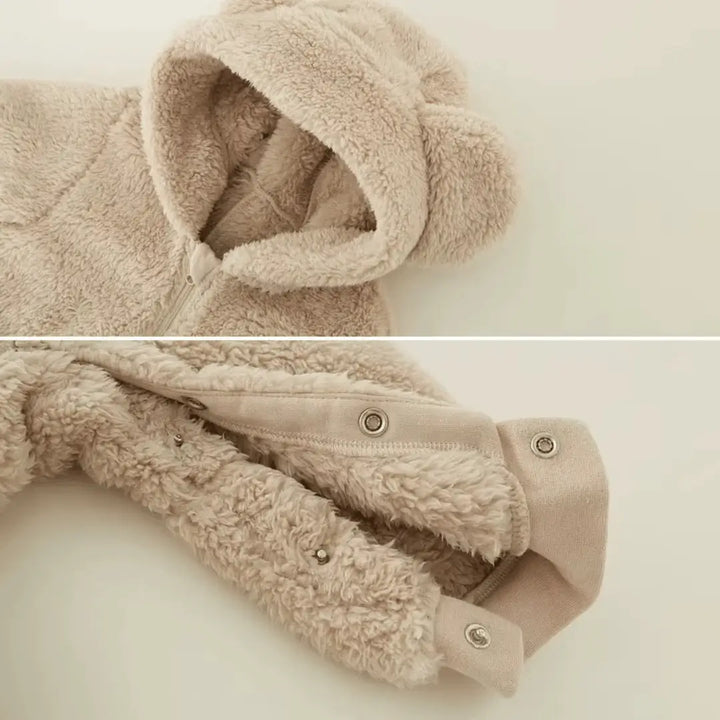 Detalhe da pelúcia do macacão Teddy Bear Classic Materna Kid, textura aveludada e macia que protege o bebê do frio