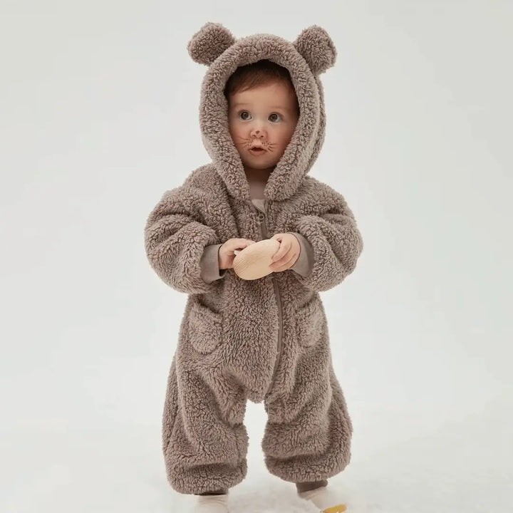 Bebê menino vestindo macacão Teddy Bear Classic Materna Kid, com capuz de ursinho e forro quente para proteger do frio