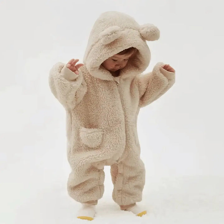 Bebê sorridente em macacão Teddy Bear Classic Materna Kid, pelúcia macia SoftHug™ que garante liberdade e calor