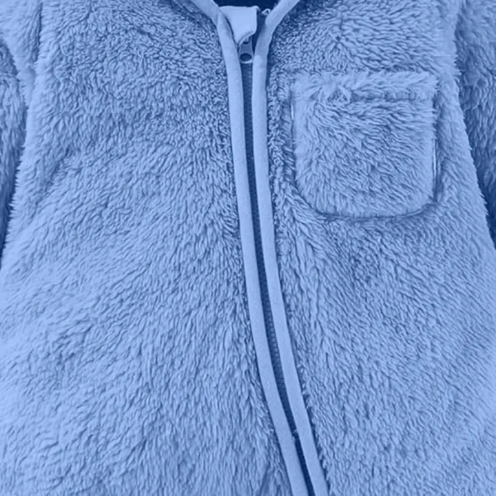 Bolso lateral do macacão Teddy Sky Azul Celeste Materna Kid, costura reforçada e design delicado.