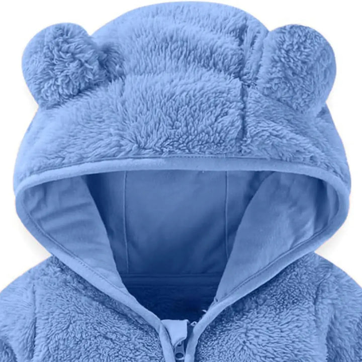 Detalhe interno do capuz do macacão Teddy Sky Azul Celeste Materna Kid, forro suave e fofo.