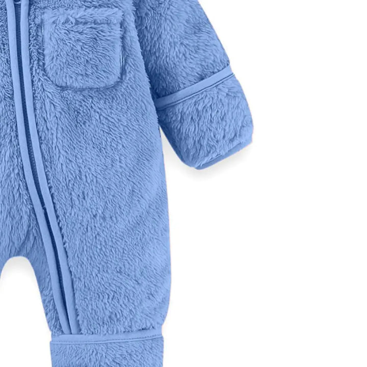 Manga do macacão Teddy Sky Azul Celeste Materna Kid, tecido SoftHug™ macio e elástico.