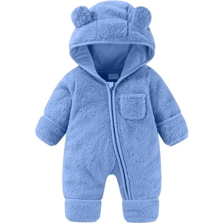 Macacão Teddy Sky Azul Celeste Materna Kid visto de frente, cor serena e textura de nuvem.