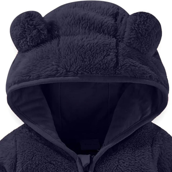 Capuz com orelhas do macacão Teddy Sky Azul Noite Materna Kid, interior macio e confortável.