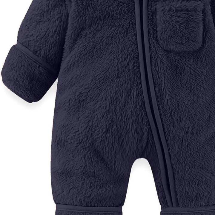 Parte inferior do macacão Teddy Sky Azul Noite Materna Kid, mostrando detalhe das pernas.