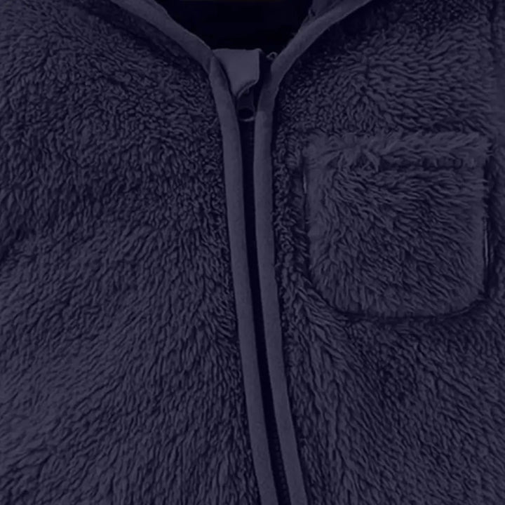 Detalhe do zíper e gola do macacão Teddy Sky Azul Noite Materna Kid, tecido SoftHug™.