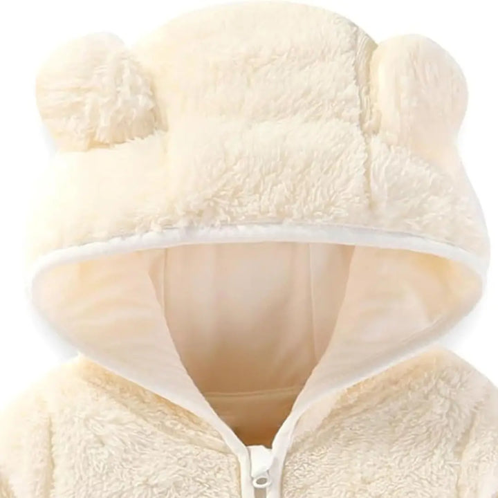 Capuz com orelhas do macacão Teddy Sky Bege Neve Materna Kid, interior macio e confortável.