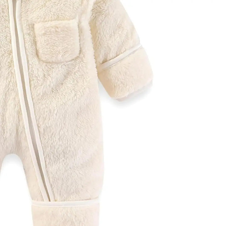 Manga do macacão Teddy Sky Bege Neve Materna Kid, tecido leve e macio ao toque.