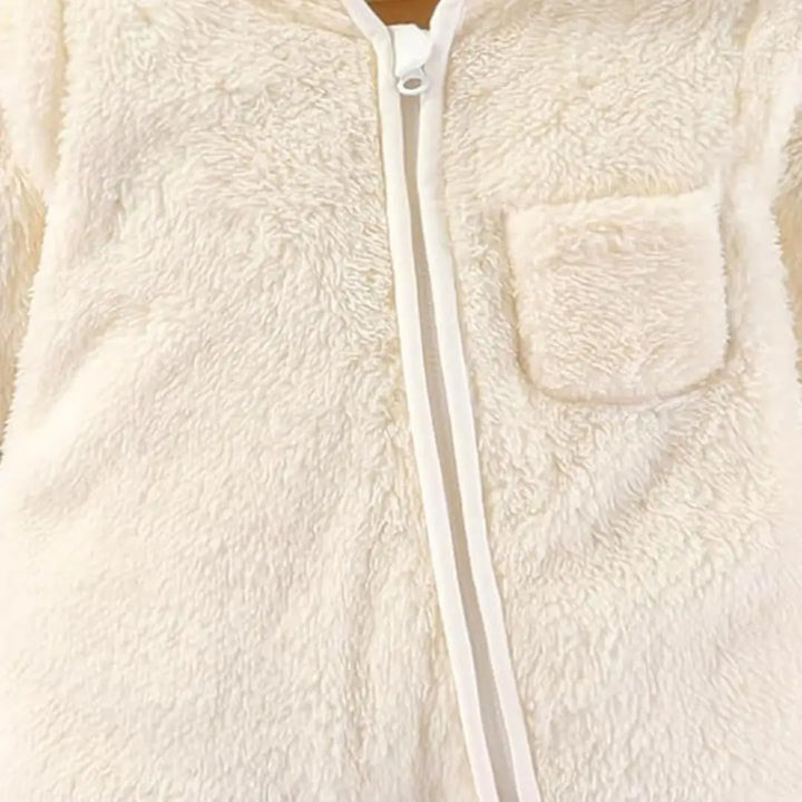 Detalhe do zíper do macacão Teddy Sky Bege Neve Materna Kid, fechamento prático e seguro.