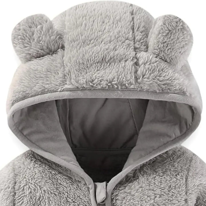 Capuz com orelhas do macacão Teddy Sky Cinza Nuvem Materna Kid, forro interno confortável.