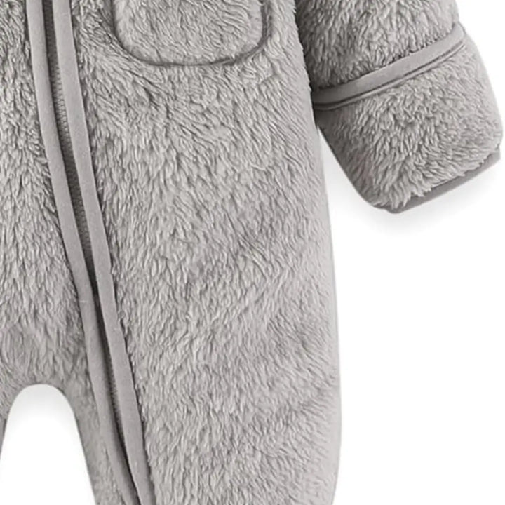 Zíper e manga do macacão Teddy Sky Cinza Nuvem Materna Kid, costura reforçada e tecido fofo.