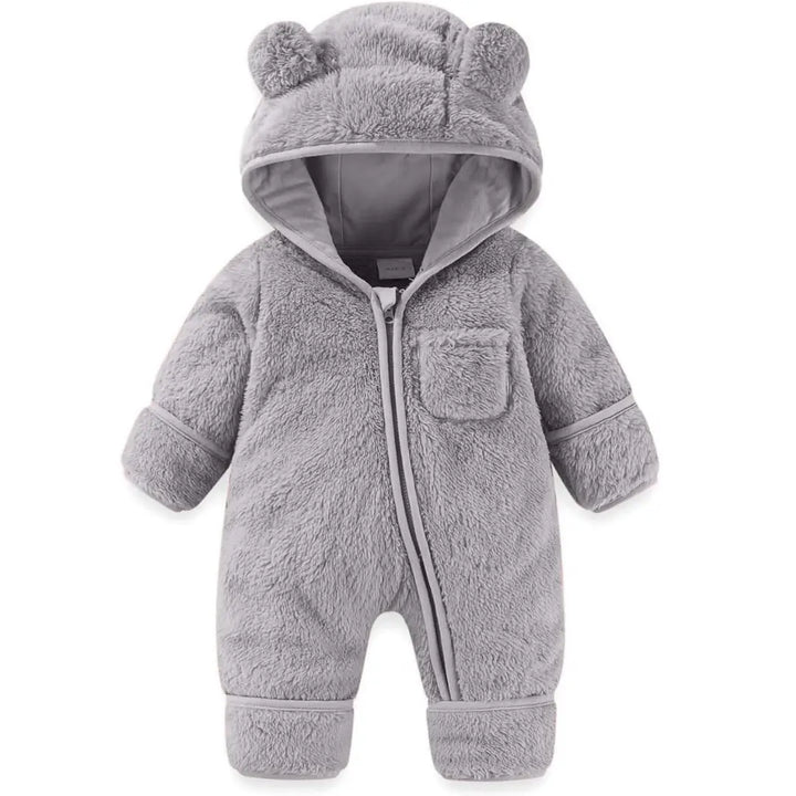 Macacão Teddy Sky Cinza Nuvem Materna Kid visto de frente, com pelúcia macia e capuz com orelhas.